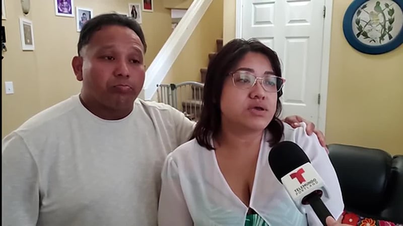 Familia hispana que pasó tres décadas indocumentada logra obtener la residencia permanente....