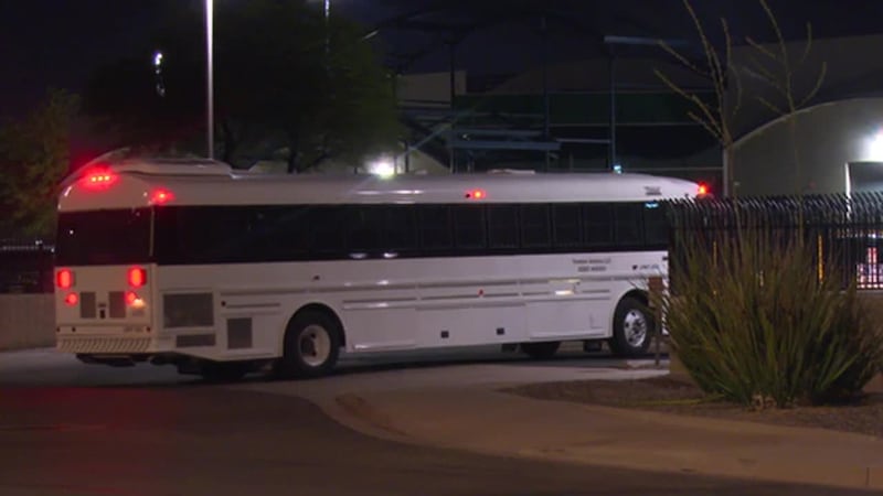 Descubren a más de 200 inmigrantes presuntamente hacinados por ICE en un cuarto como sardinas...