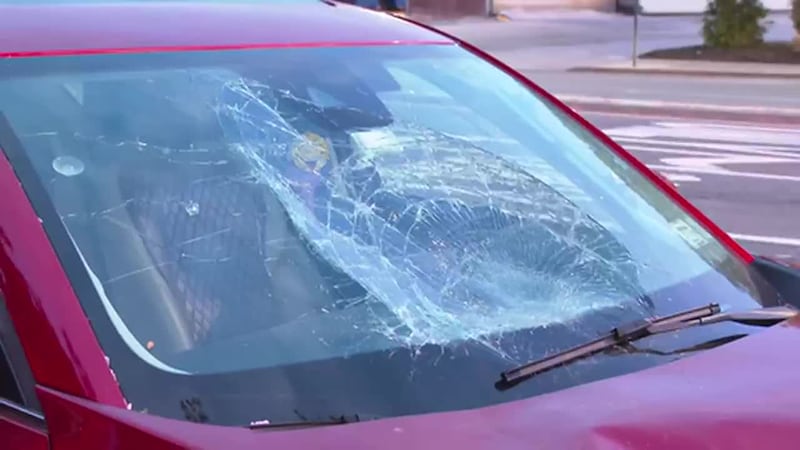 Sufre emergencia médica mientras manejaba y se lleva por delante a mujer de 72 años, quien...