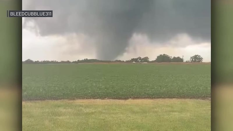 Varios tornados azotaron comunidades y zonas rurales a las afueras de Chicago el jueves,...