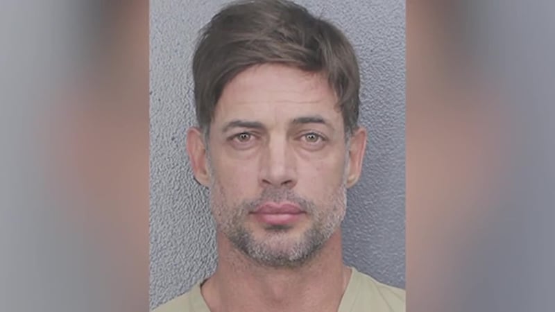 Al actor se le acusa de desorden público en un restaurante, mientras se conoce el audio de la...