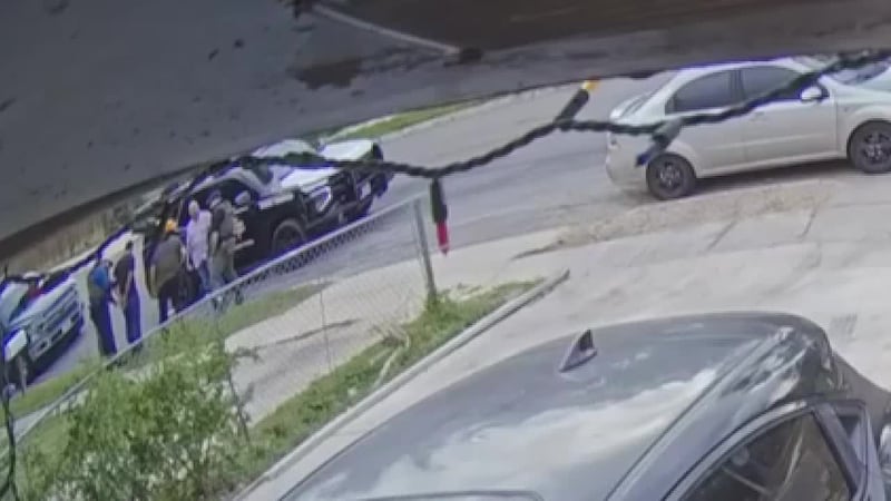 Captado en video el momento en que ICE se lleva a inmigrante de su trabajo en un taller...