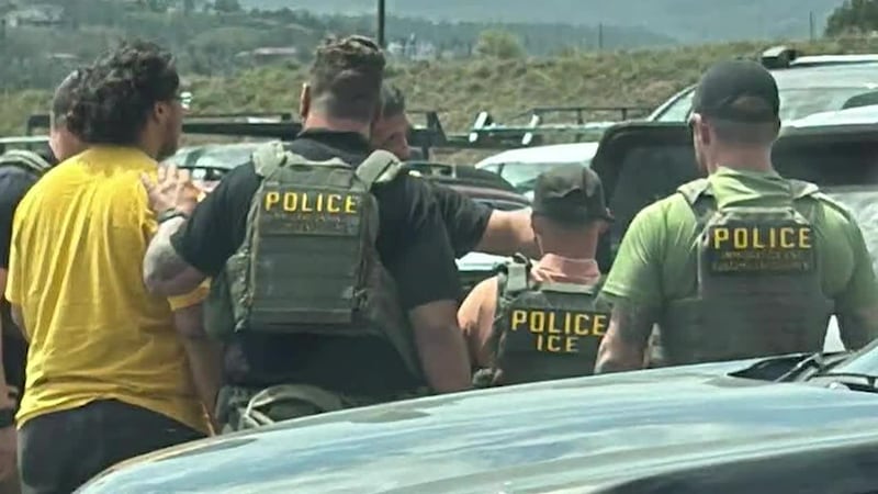 Ciudad que se suponía era tranquila ahora ve a agentes de ICE en construcciones, gasolineras y...