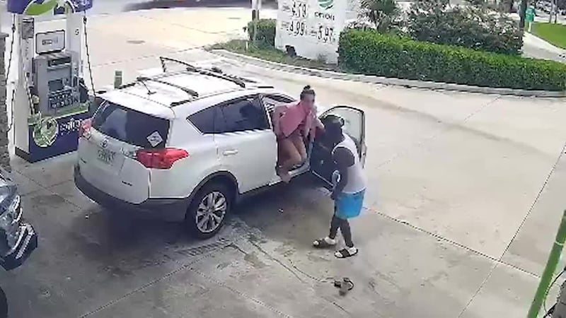 Captado en las cámaras de seguridad de una gasolinera del sur de Florida el momento en que un...