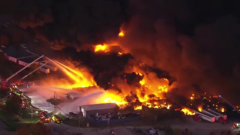 El momento en que se estrella avión de UPS causando una enorme explosión en el aeropuerto de...